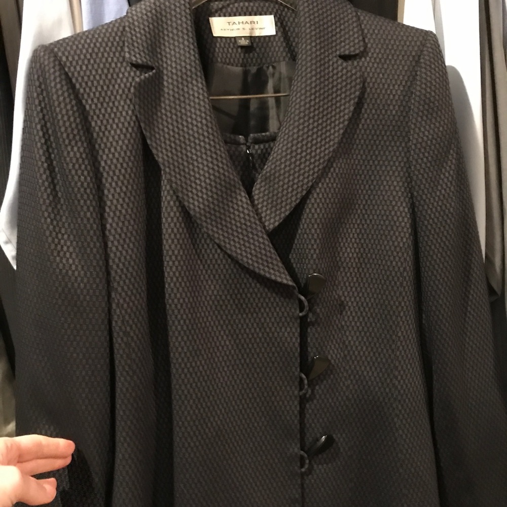 Tahari suit -skirt and jacket - Picture 4 of 4